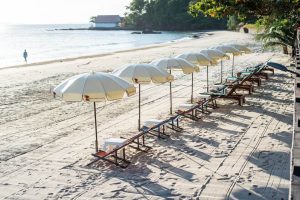 ร่มชายหาดแกนไม้ ร่มปักริมทะเล ร่มริมทะเล ร่มรีสอร์ทติดทะเล ร่มโรงแรมริมทะเล